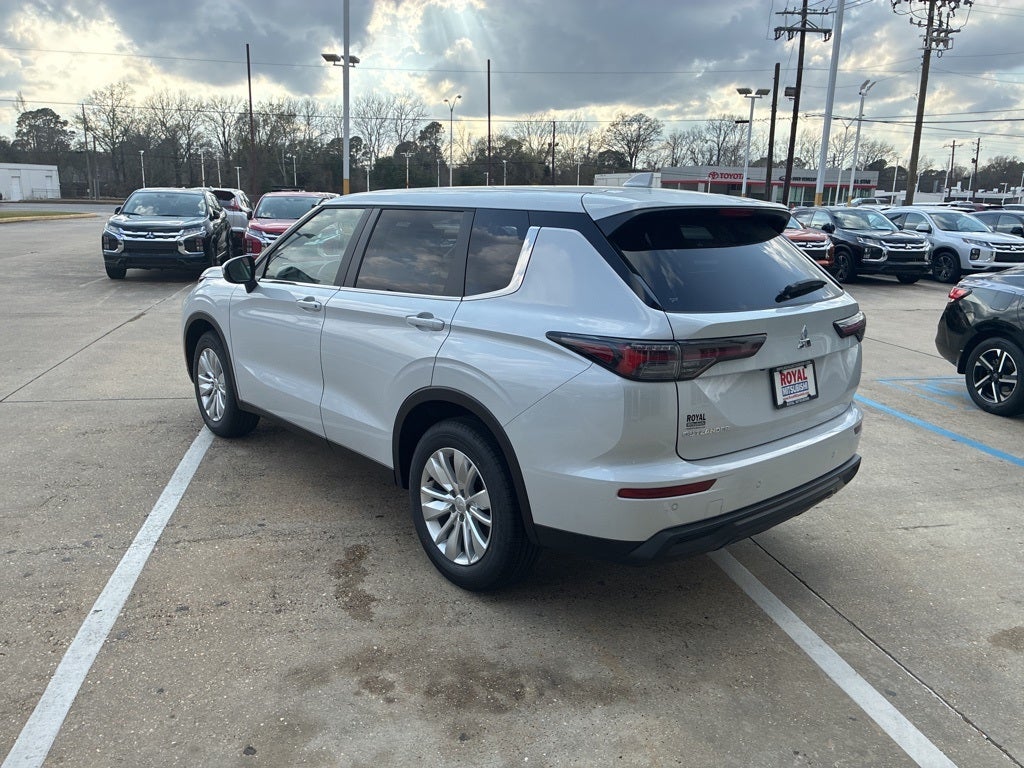 2026 Mitsubishi Outlander ES