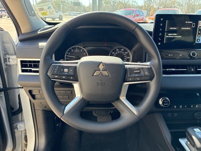 2026 Mitsubishi Outlander ES