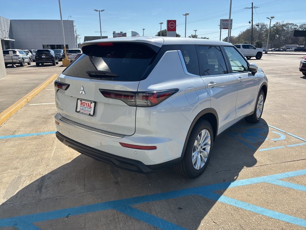 2026 Mitsubishi Outlander ES