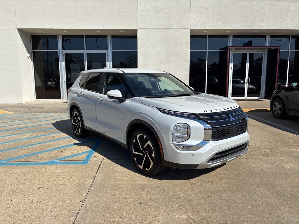 2024 Mitsubishi Outlander Base