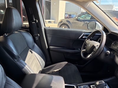 2024 Mitsubishi Outlander Base