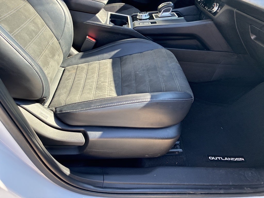 2024 Mitsubishi Outlander Base