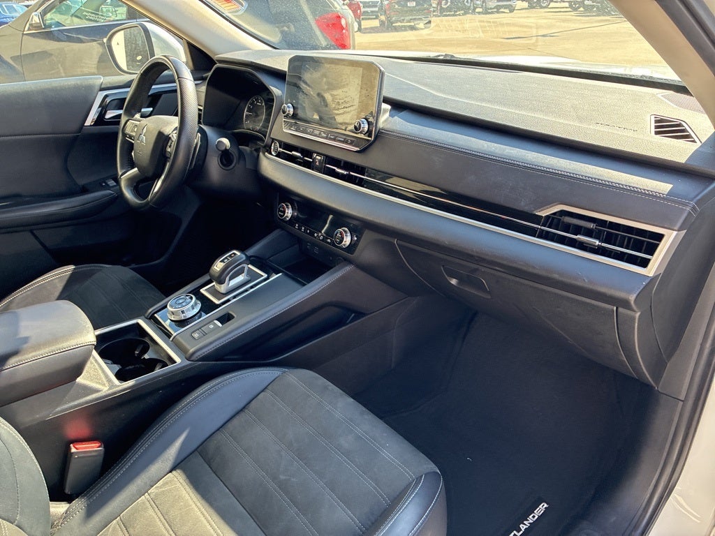 2024 Mitsubishi Outlander Base