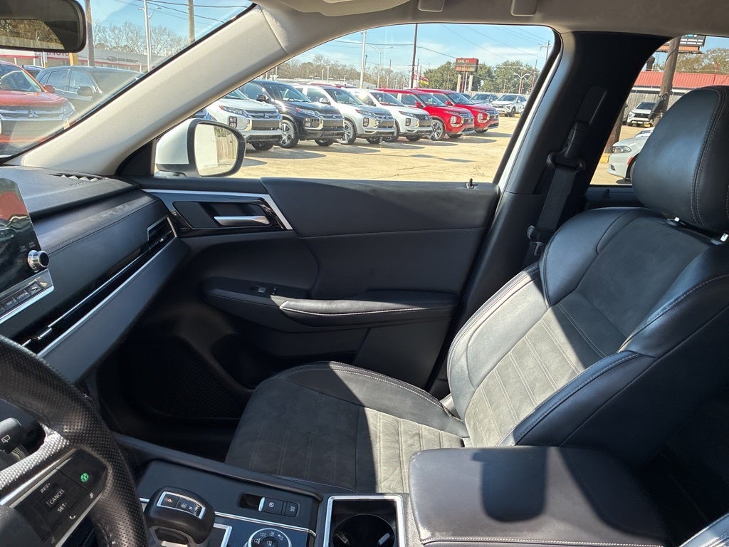 2024 Mitsubishi Outlander Base