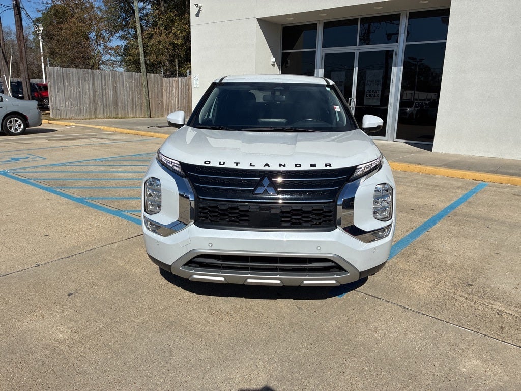 2024 Mitsubishi Outlander Base