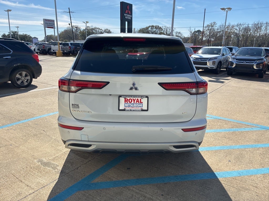 2024 Mitsubishi Outlander Base
