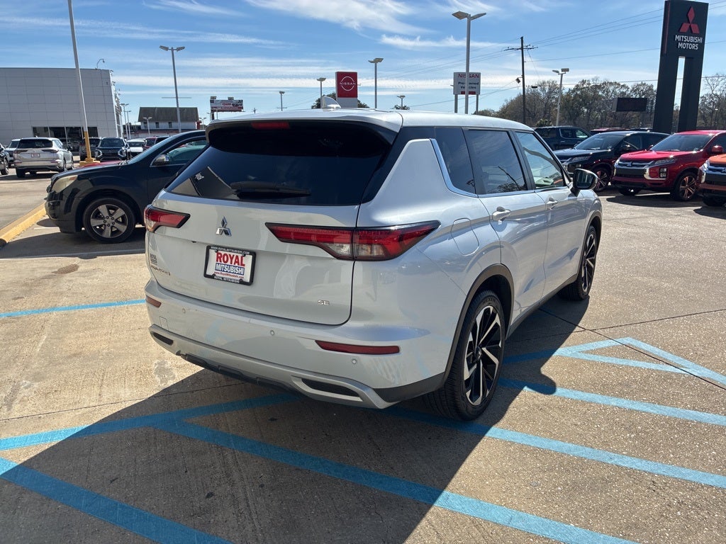 2024 Mitsubishi Outlander Base