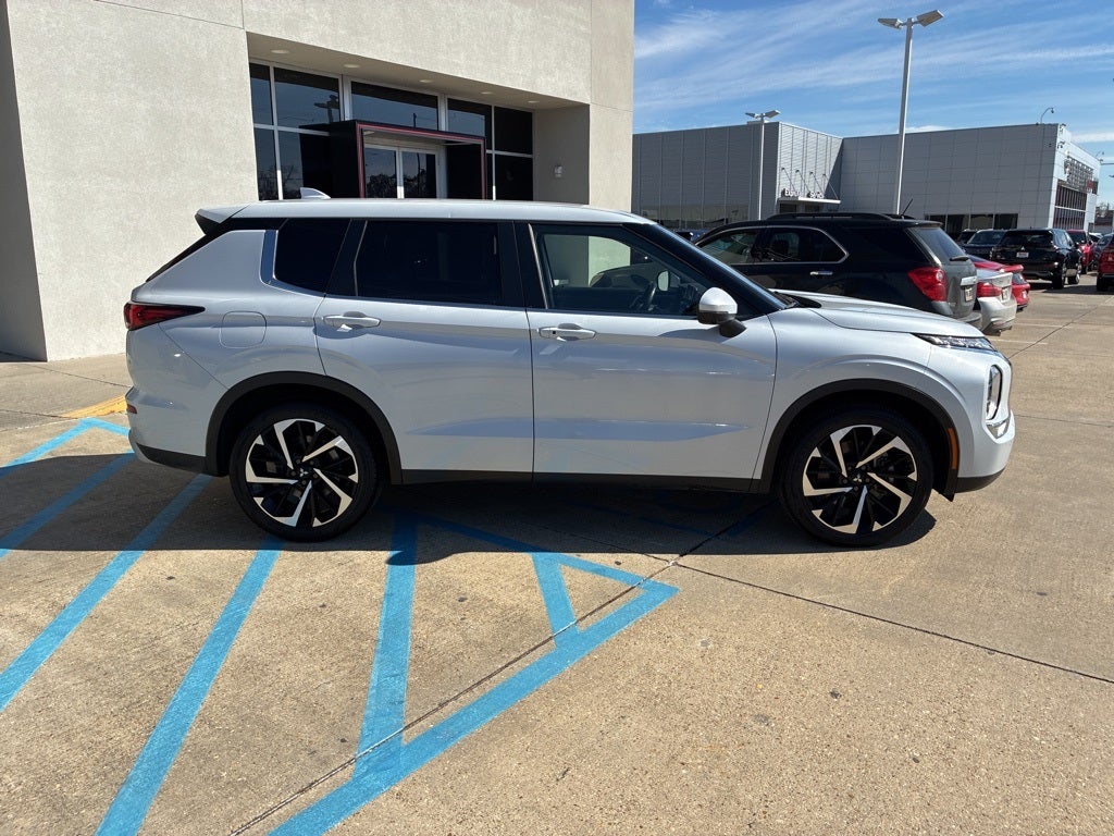 2024 Mitsubishi Outlander Base