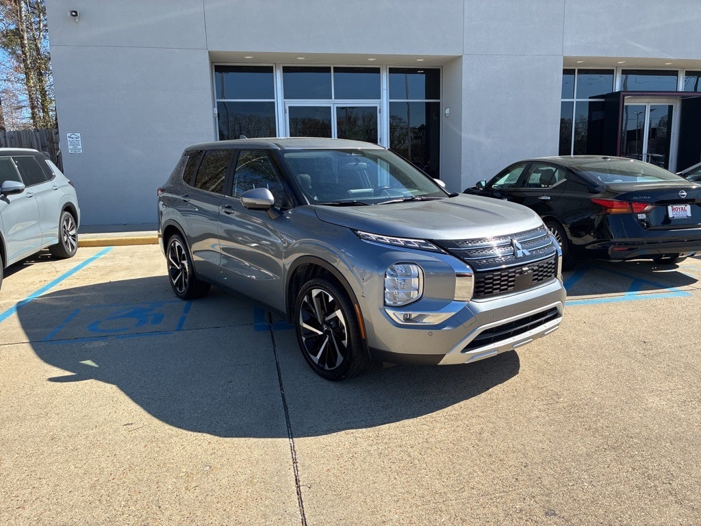 2024 Mitsubishi Outlander Base