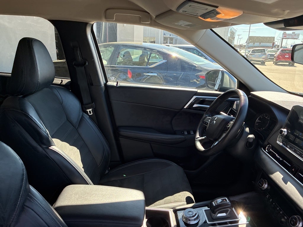 2024 Mitsubishi Outlander Base