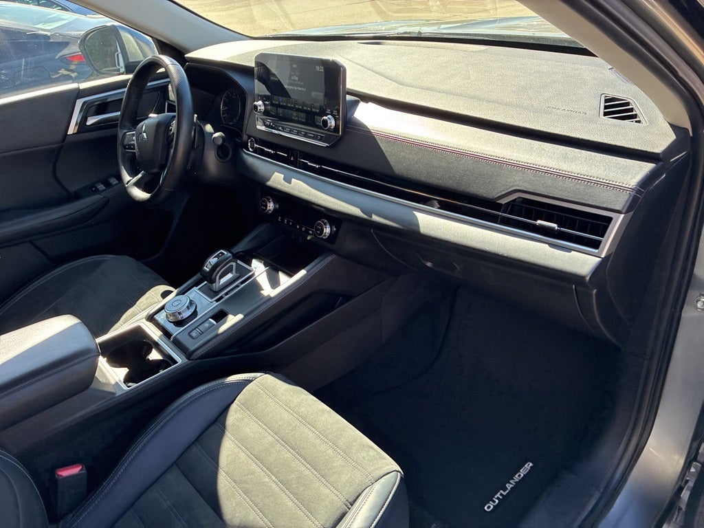 2024 Mitsubishi Outlander Base