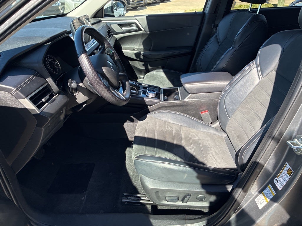 2024 Mitsubishi Outlander Base