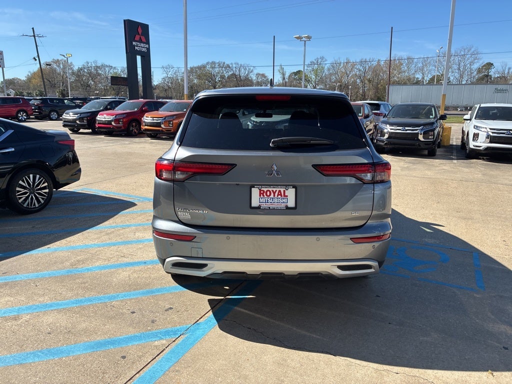 2024 Mitsubishi Outlander Base