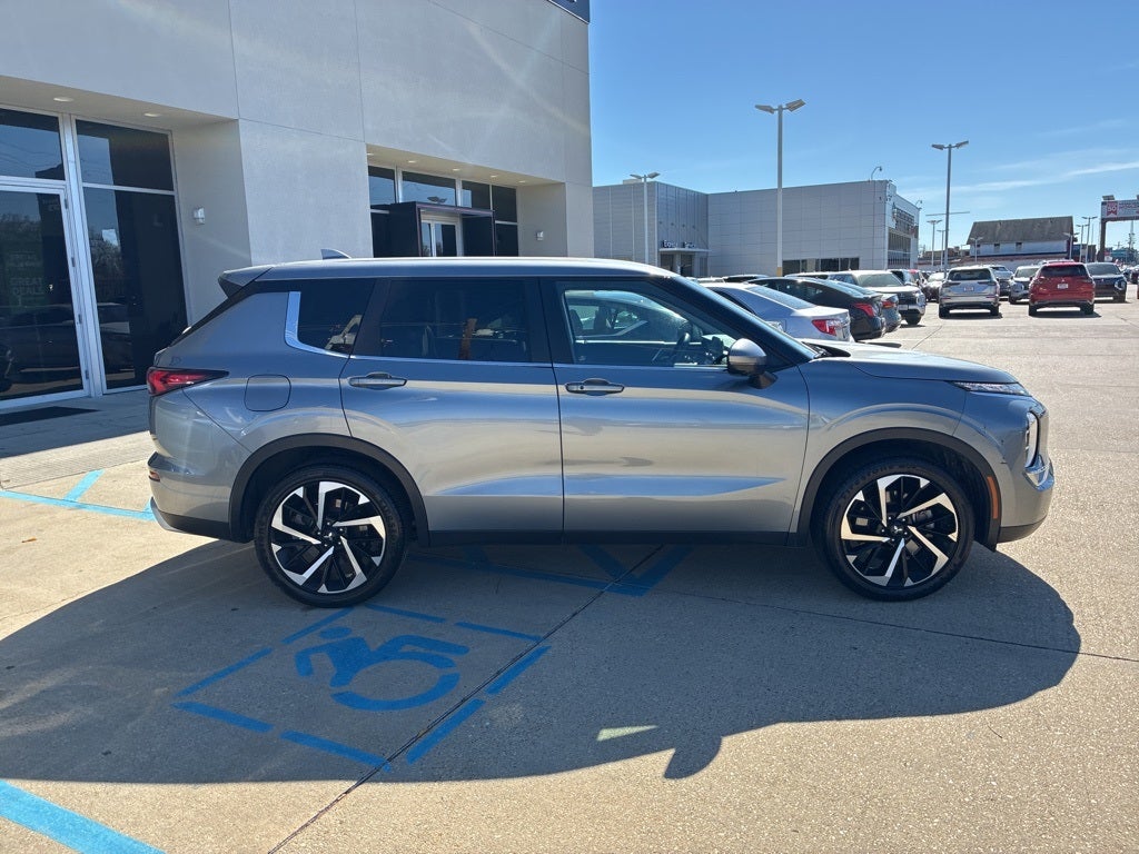 2024 Mitsubishi Outlander Base