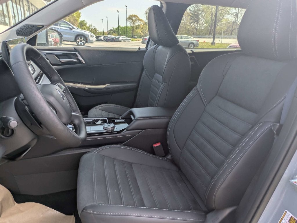 2026 Mitsubishi Outlander Base