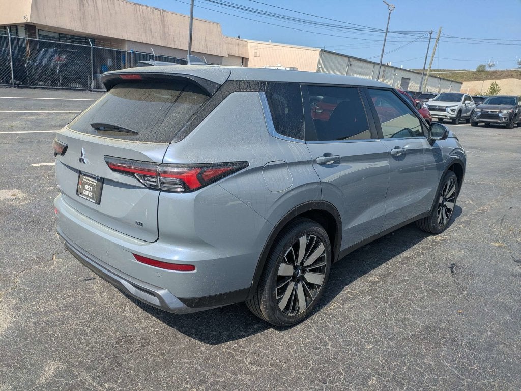 2026 Mitsubishi Outlander Base