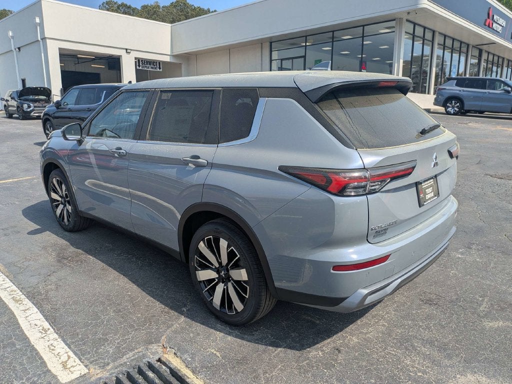 2026 Mitsubishi Outlander Base