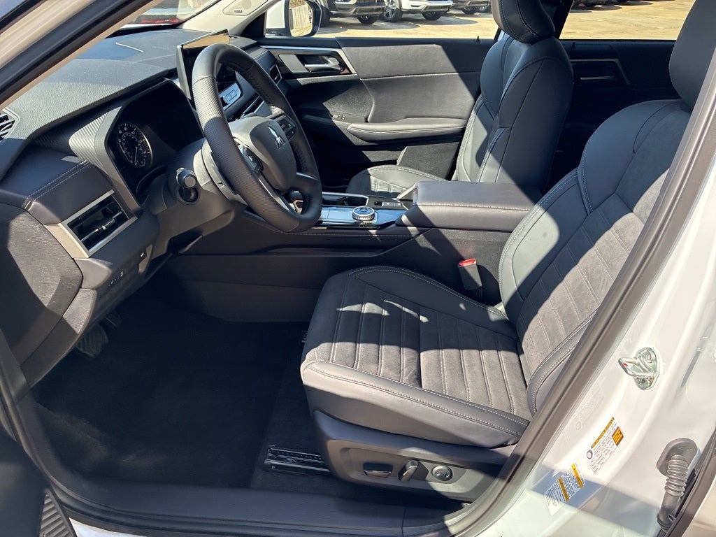 2026 Mitsubishi Outlander Base